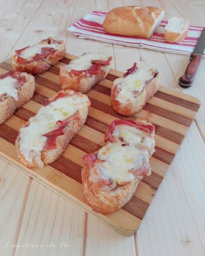 crostini di pane al prosciutto crudo e mozzarellacrostini al prosciutto
