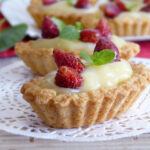 barchette di frolla con crema e fragoline di bosco