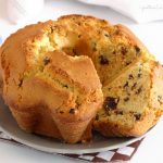 ciambella alta con cioccolato e uvetta