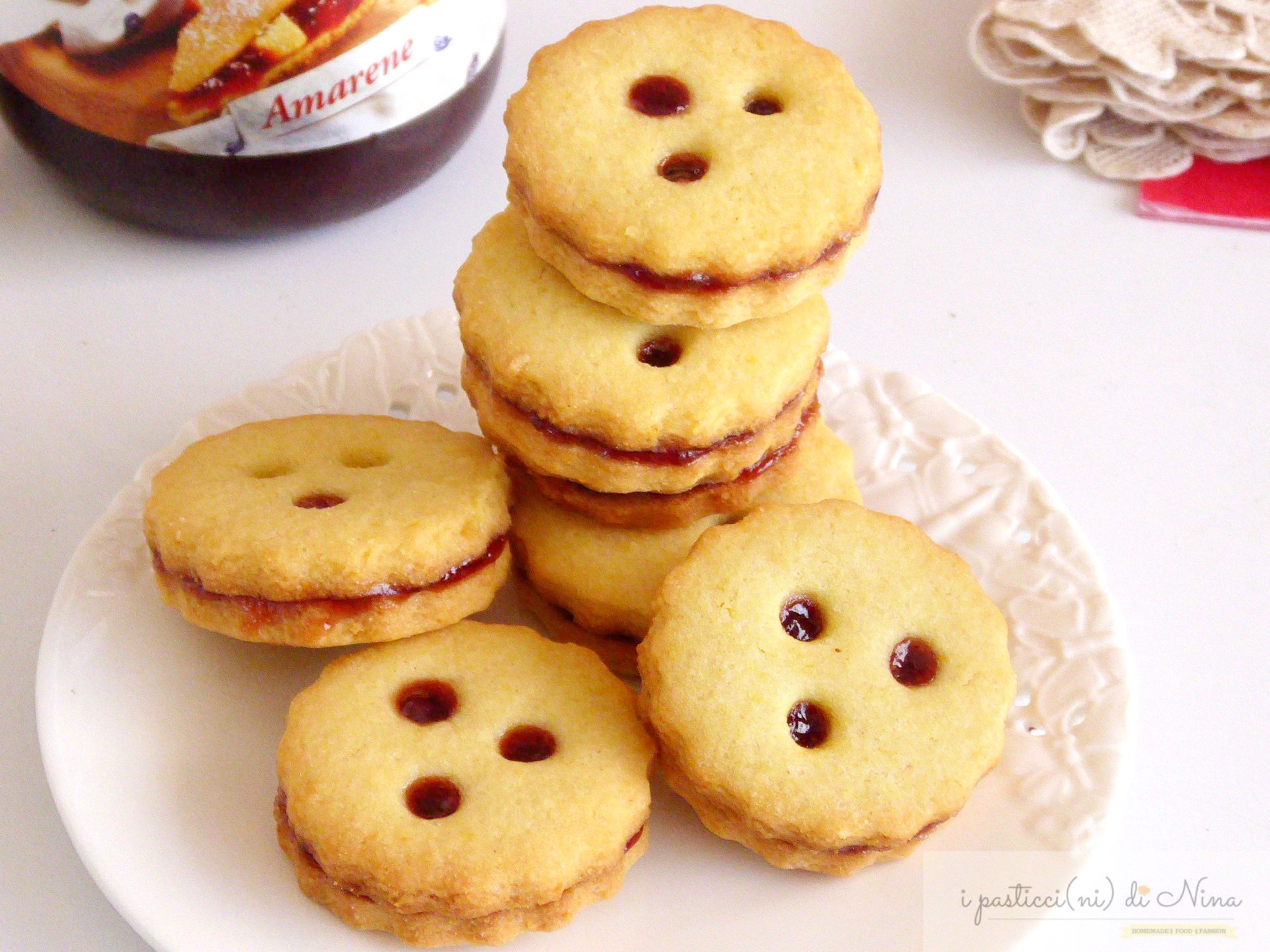 biscotti con confettura di amarene