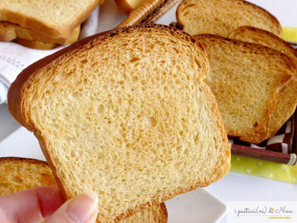 FETTE BISCOTTATE FATTE IN CASA (senza Uova Nè Burro)