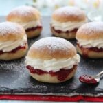 Devonshire split soffici panini dolci inglesi con panna e fragole ricetta i pasticcini di Nina