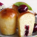 finti babà ripieni alle ciliegie deliziosi pasticcini di pasta brioche con ripieno di confettura ricetta di i pasticcini di Nina