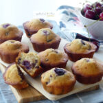 tortine dolci alla ricotta con ciliegie e cioccolato