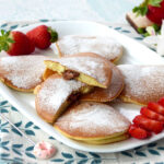 Pancakes ripieni di cioccolato al latte soffici frittelle dolci ricetta fatta in casa da i pasticcini di Nina