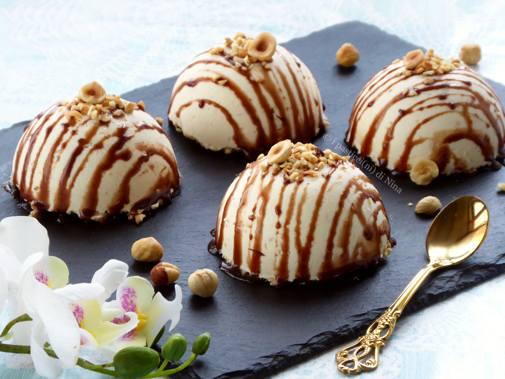 Semisfere di semifreddo alle nocciole con caramello dessert fresco e veloce da fare in casa per l'estate ricetta i pasticcini di Nina