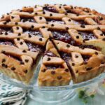Crostata di frolla montata con confettura di fragole e gocce di cioccolato più morbida e alta si scioglie in bocca ricetta i pasticcini di Nina