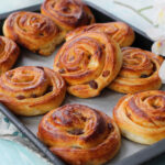 Girelle con marmellata e uvetta sofficissime brioche realizzate con una sfogliatura veloce e semplice con un solo albume e poco olio i pasticcini di Nina