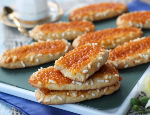 BISCOTTONI CON MARMELLATA E GRANELLA DI ZUCCHERO