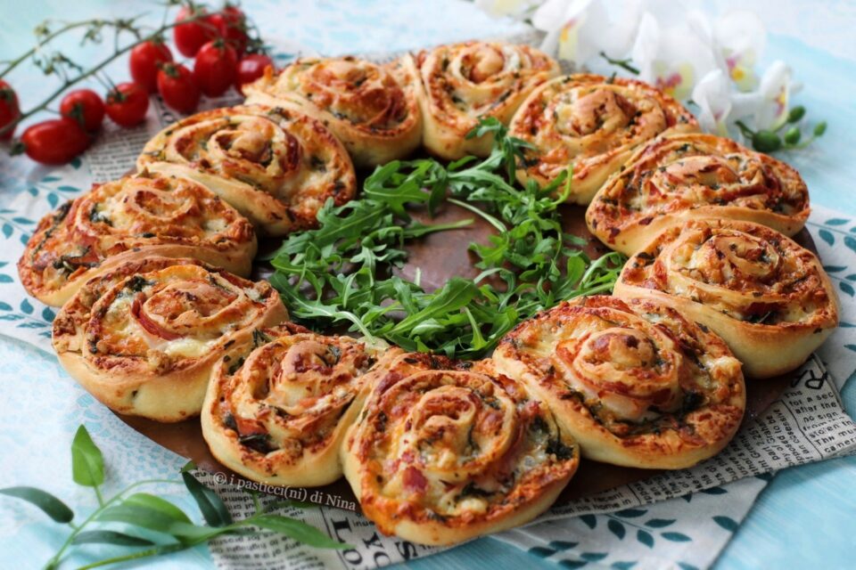 Corona salata di girelle farcite con prosciutto e rucola ricetta centrotavola di Pasqua i pasticcini di Nina
