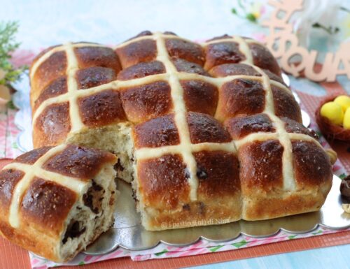 HOT CROSS BUNS CON NOCCIOLE E CIOCCOLATO