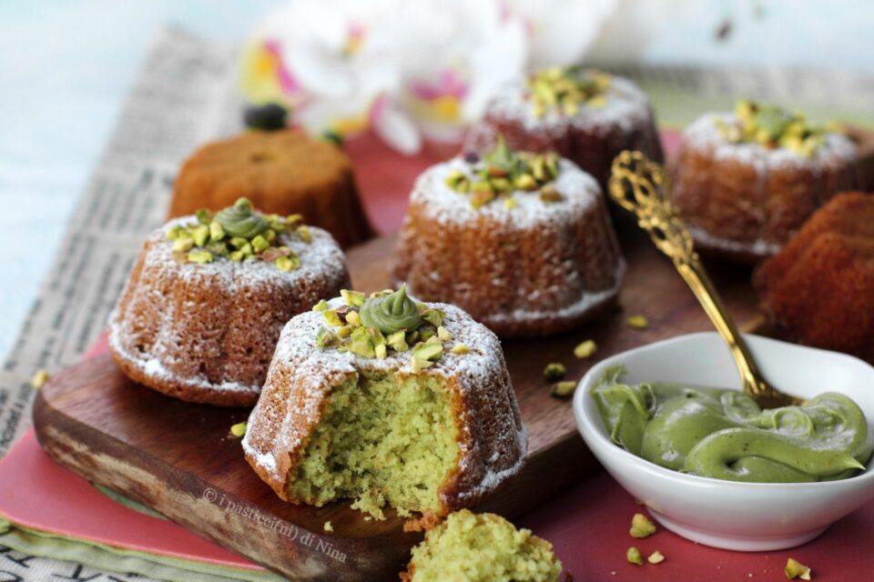 Tortine con crema spalmabile al pistacchio nell'impasto ricetta i pasticcini di Nina