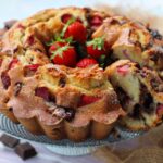 Ciambellone al cioccolato e fragole senza burro con yogurt i pasticcini di Nina