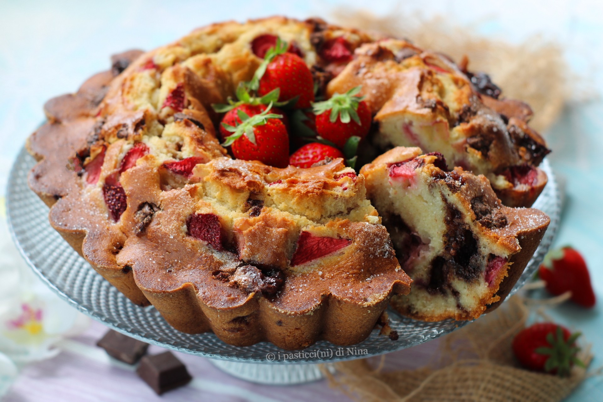 Ciambellone al cioccolato e fragole senza burro con yogurt i pasticcini di Nina