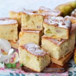 quadrotti di torta morbida allo yogurt con frutta fresca mista i pasticcini di Nina