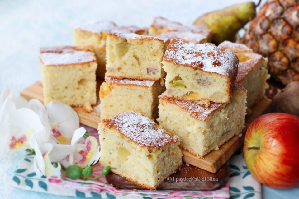 quadrotti di torta morbida allo yogurt con frutta fresca mista i pasticcini di Nina