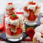 Coppette panna e fragole con savoiardi dessert fresco i pasticcini di Nina