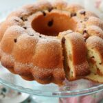 Ciambellone allo yogurt greco soffice con gocce di cioccolato e caramello ricetta i pasticcini di Nina