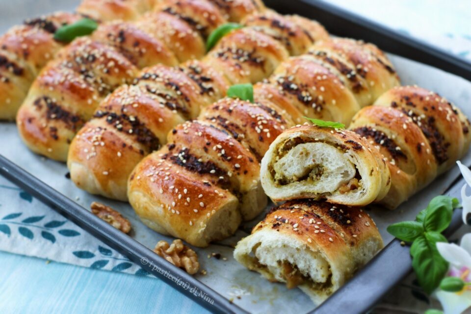 fagottini salati al pesto e noci soffici per picnic ricetta i pasticcini di Nina
