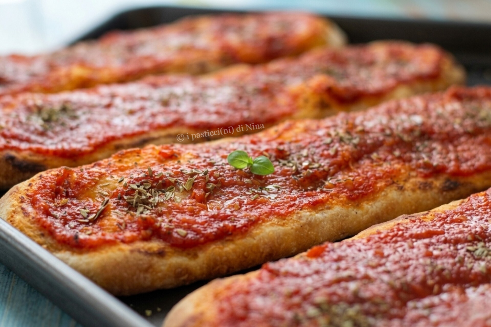 ricetta lingue di pizza croccanti fatte in casa al pomodoro e origano i pasticcini di Nina