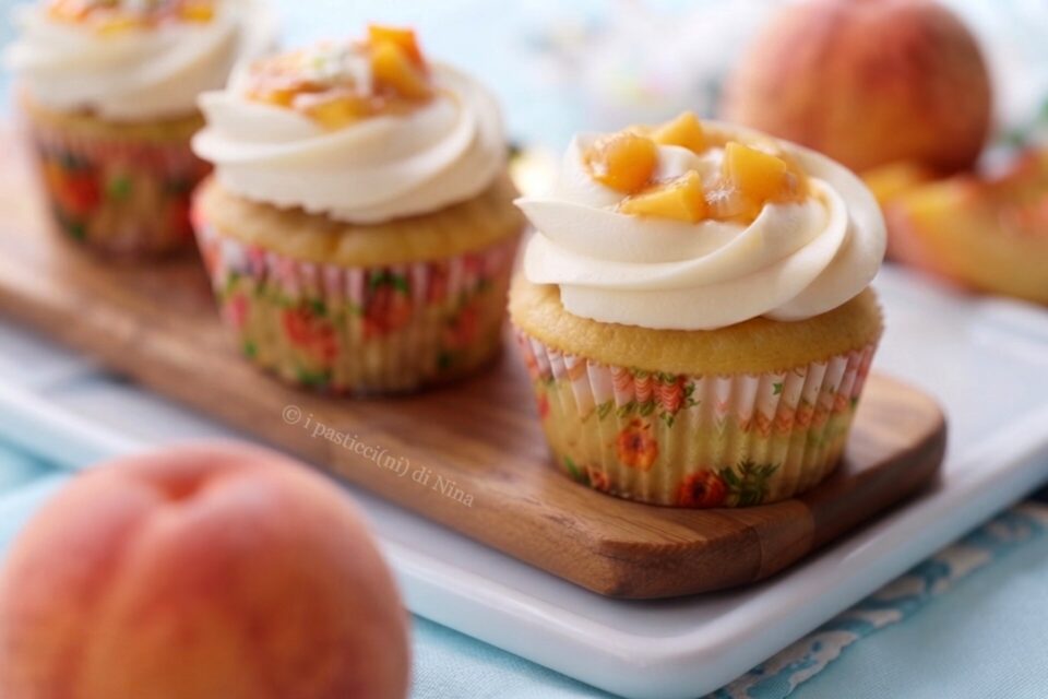 cupcake alle pesche con cuore morbido ricetta i pasticcini di Nina