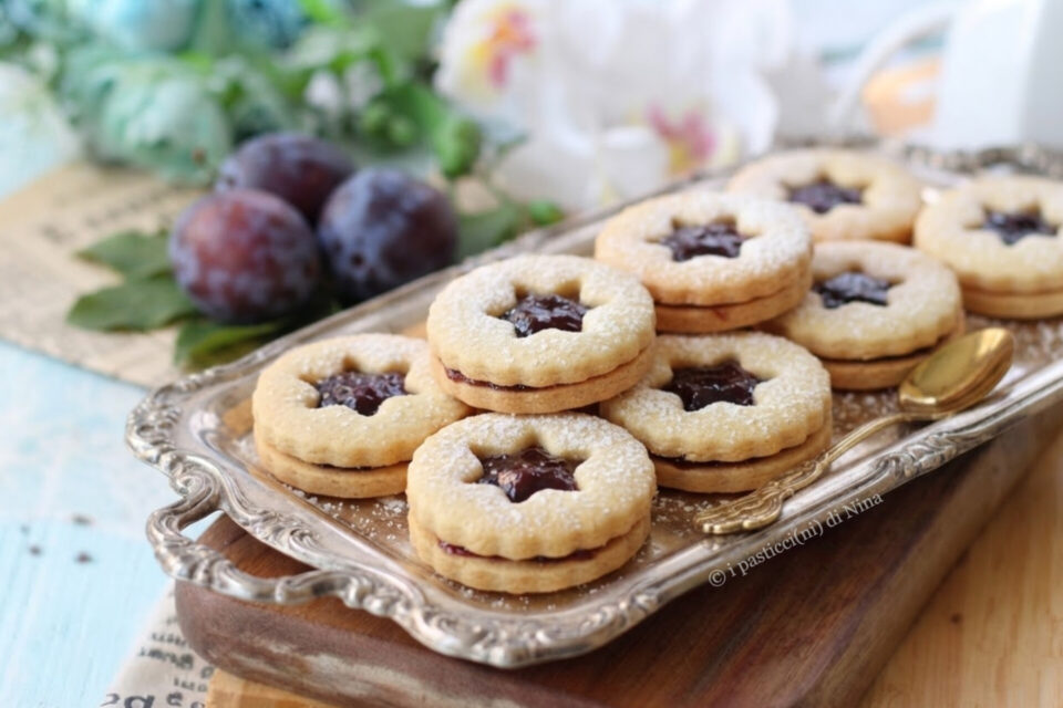 Biscotti Linzer con confettura di prugne ricetta originale i pasticcini di Nina