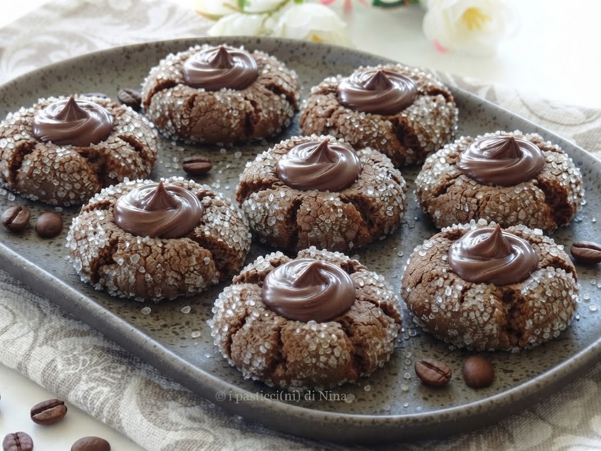 Biscotti al caffè con crema al cacao, morbidi dentro e croccanti fuori: una ricetta golosa e profumata, perfetta per la Giornata internazionale del caffè. ricetta i pasticcini di Nina