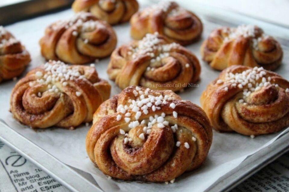 Kanelbullar svedesi, soffici e profumate girelle intrecciate alla cannella ricetta originale