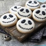 Biscotti teschio di Halloween ispirati a Jack Skeletron: friabili, scenografici e facili da decorare con pasta di zucchero. Perfetti per la festa i pasticcini di Nina