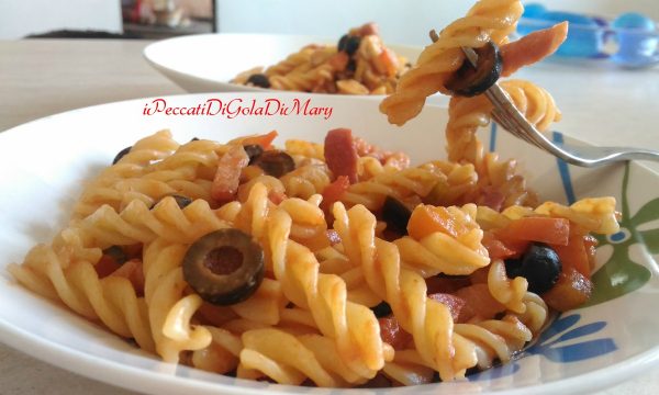 Fusilli con peperoni, olive, pancetta e funghetti