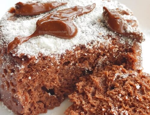 Mug Cake al cacao con burro di arachidi al cioccolato – senza glutine, lattosio e zucchero