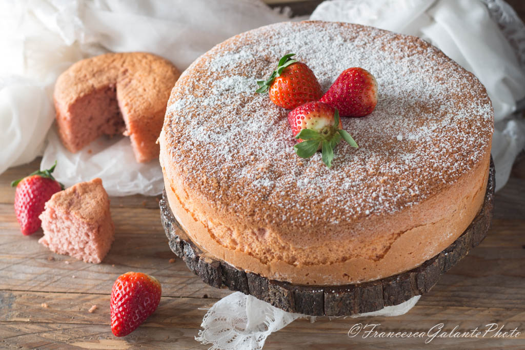 Pan di Spagna alle fragole alto e soffice