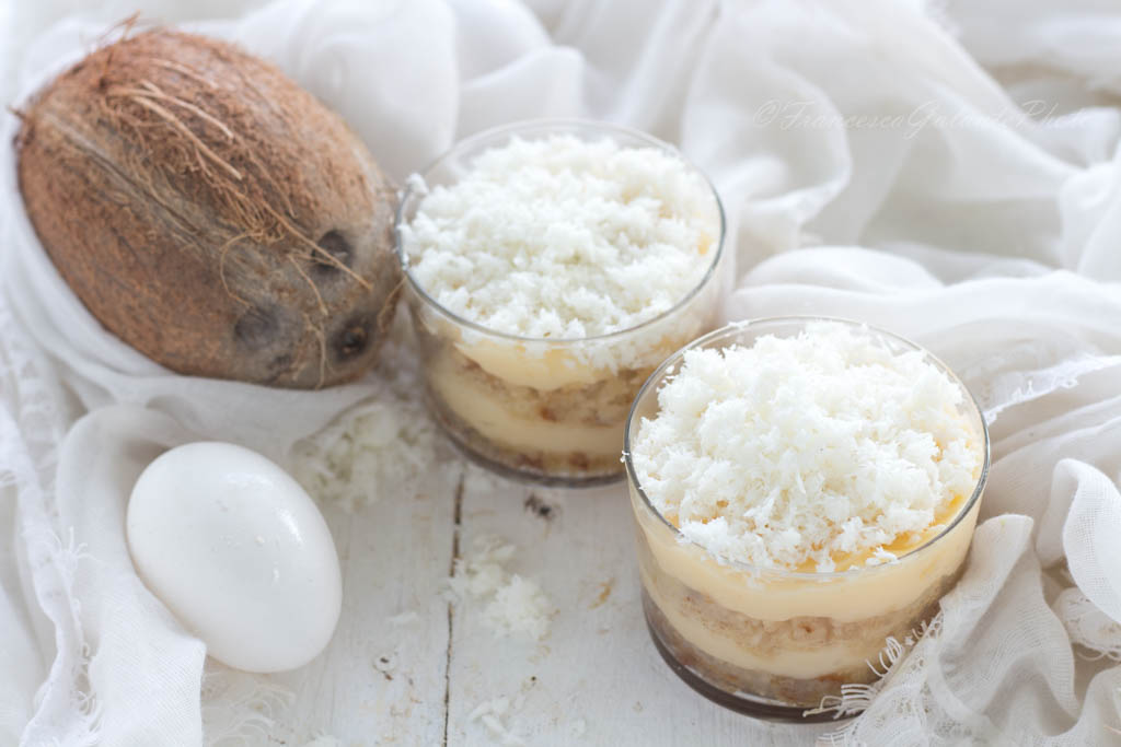 Sbriciolata al cocco al cucchiaio in bicchiere