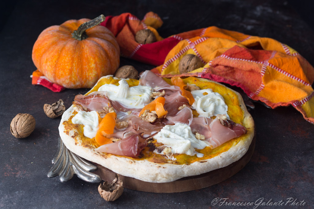 Pizza con zucca speck e noci