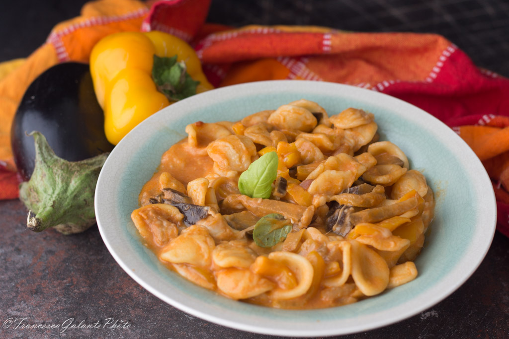 Orecchiette con melanzana e peperoni al telefono