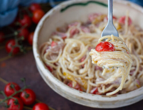 Insalata di spaghetti con stracciatela pomodorini e speck