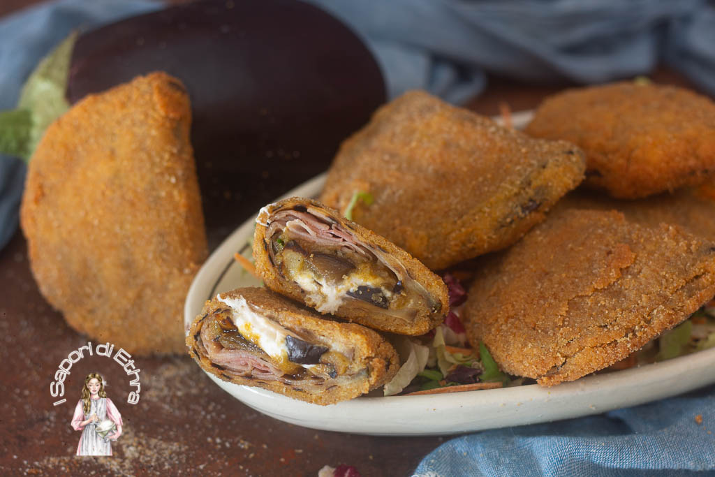 Panzerotti di melanzane ripieni e fritti