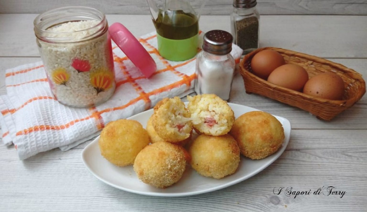 Arancini di riso al forno con prosciutto cotto e mozzarella