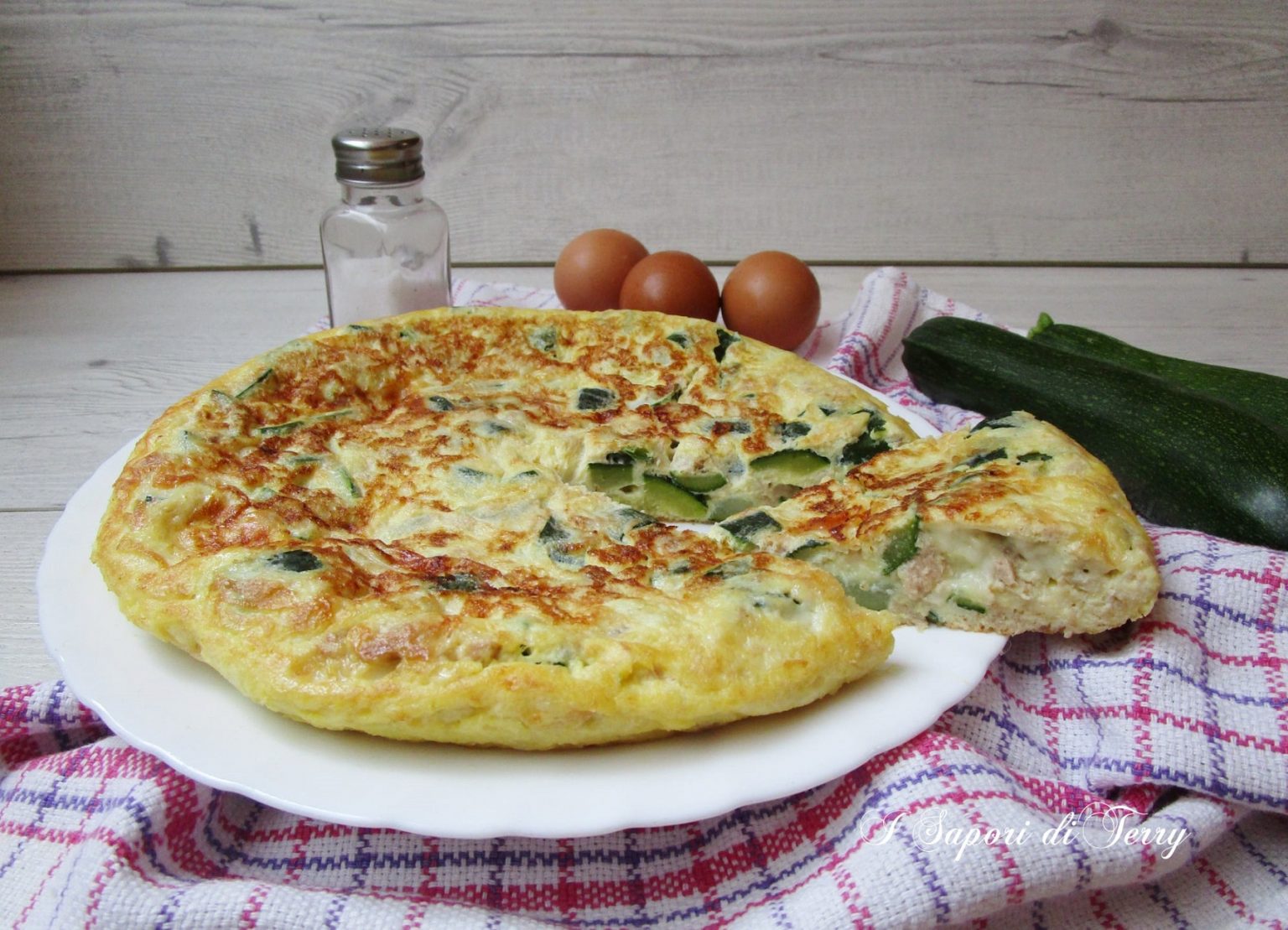 Frittata di zucchine tonno e formaggio cotta in padella