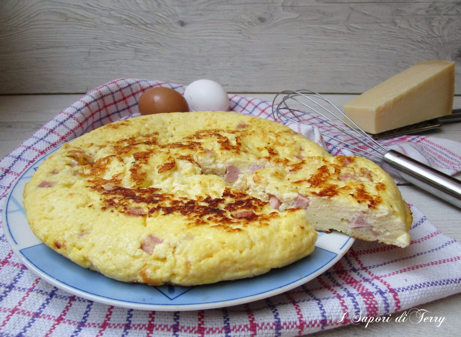 Frittata di ricotta con prosciutto cotto cotta in padella o in forno