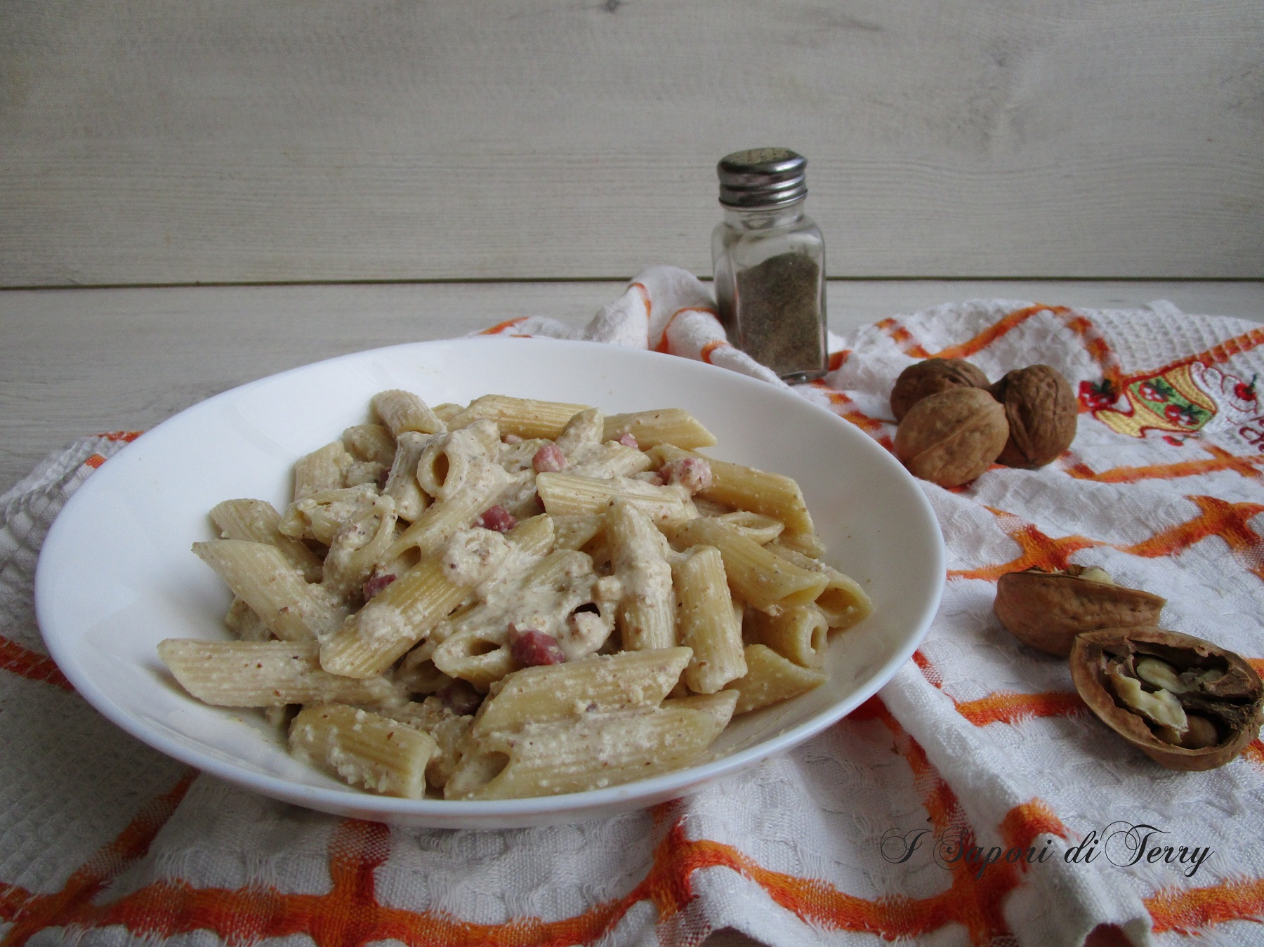 Pasta con pancetta e pesto di noci
