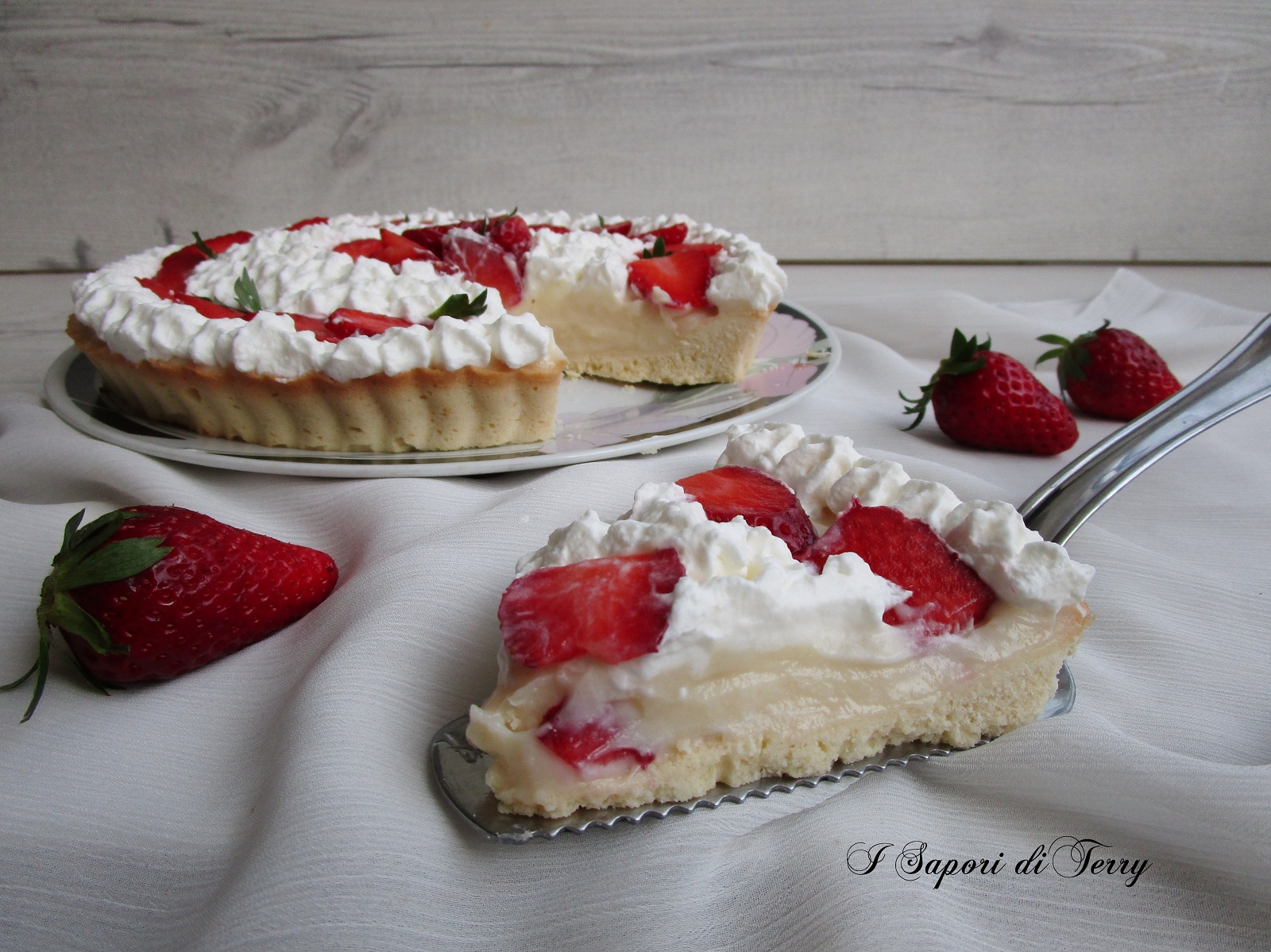 Crostata con crema pasticcera e panna