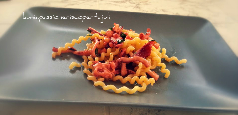 spaghetti con calamari in bianco