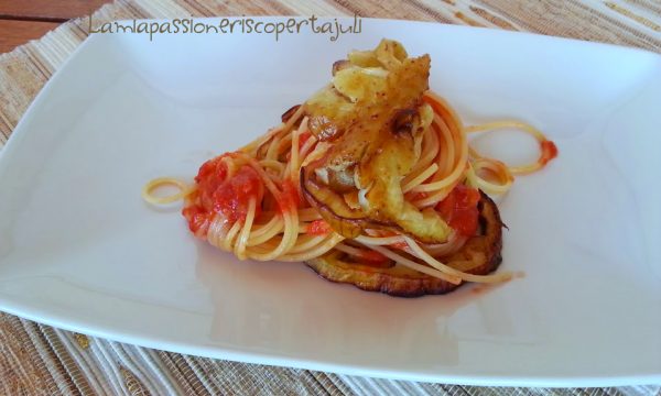 Spaghetti al pomodoro con melanzane