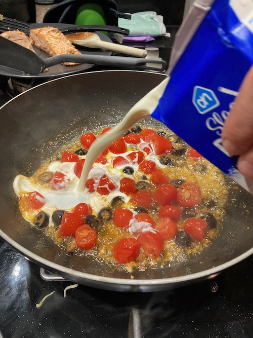 Salmone in crema con pomodorini e olive