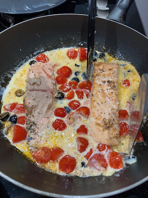 Salmone in crema con pomodorini e olive