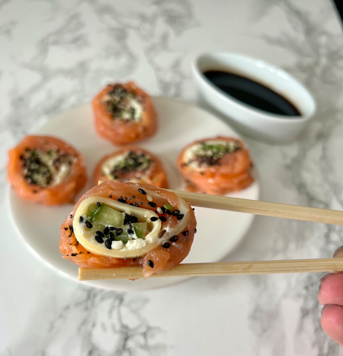 Keto sushi con salmone affumicato