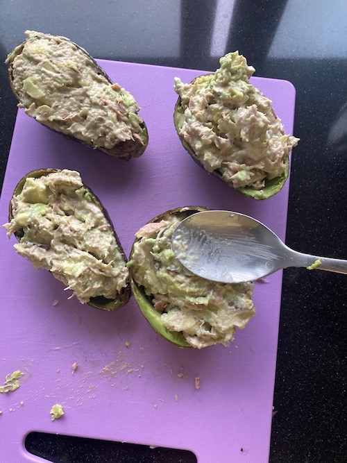 Avocado con tonno e cipolle