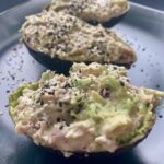Avocado con tonno e cipolle