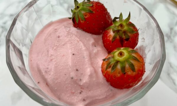 Gelato cheto proteico con fiocchi di latte